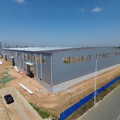 Doğal aydınlatma için şeffaf panelleri olan özel çelik yapı deposu